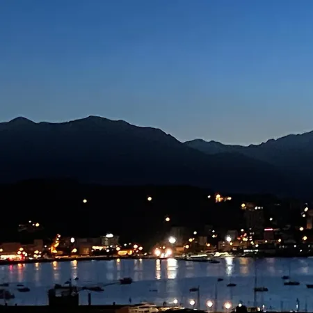 Tres Bel Avec Terrasse De 87m2 Avec Superbe Vue Panoramique Sur La Baie D Apartament
