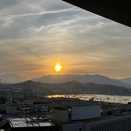 Tres Bel Avec Terrasse De 87m2 Avec Superbe Vue Panoramique Sur La Baie D Ajaccio (Corsica)