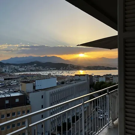Tres Bel Avec Terrasse De 87m2 Avec Superbe Vue Panoramique Sur La Baie D Ajaccio (Corsica)