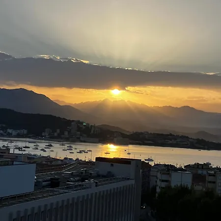 Tres Bel Avec Terrasse De 87m2 Avec Superbe Vue Panoramique Sur La Baie D