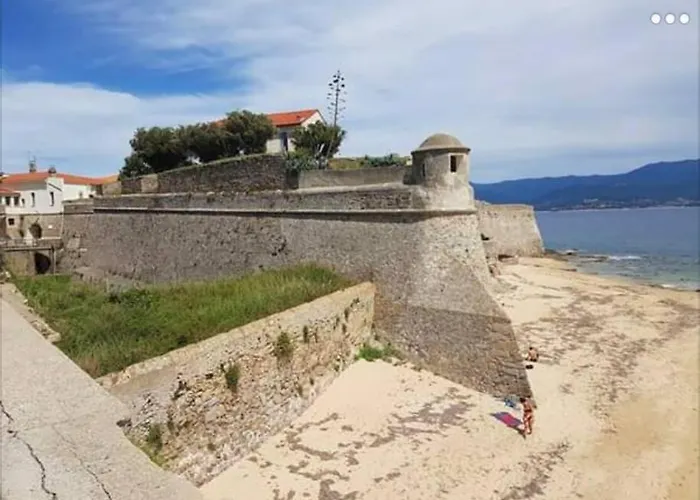 Tres Bel Avec Terrasse De 87m2 Avec Superbe Vue Panoramique Sur La Baie D Ajaccio (Corsica)