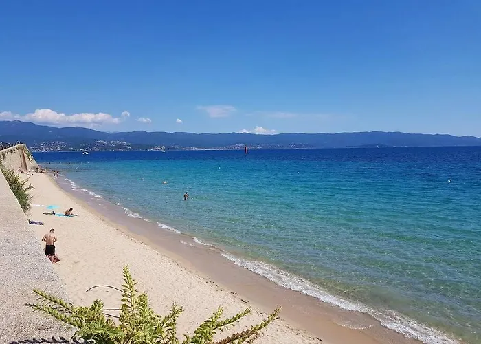 Tres Bel Avec Terrasse De 87m2 Avec Superbe Vue Panoramique Sur La Baie D *
