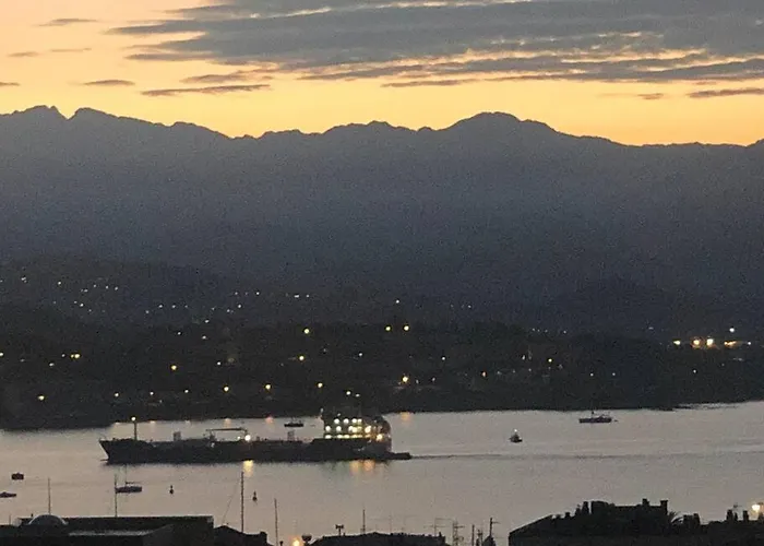 Tres Bel Avec Terrasse De 87m2 Avec Superbe Vue Panoramique Sur La Baie D Апартаменти Аяччо