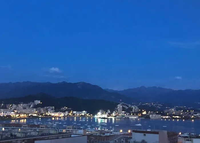 Tres Bel Avec Terrasse De 87m2 Avec Superbe Vue Panoramique Sur La Baie D * Ajaccio (Corsica)