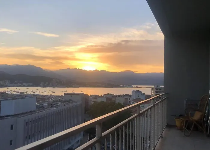 Tres Bel Avec Terrasse De 87m2 Avec Superbe Vue Panoramique Sur La Baie D * Ajaccio (Corsica)