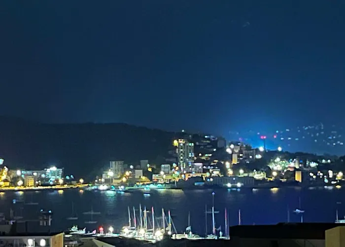 Tres Bel Avec Terrasse De 87m2 Avec Superbe Vue Panoramique Sur La Baie D *