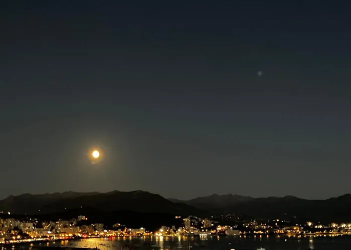 Tres Bel Avec Terrasse De 87m2 Avec Superbe Vue Panoramique Sur La Baie D