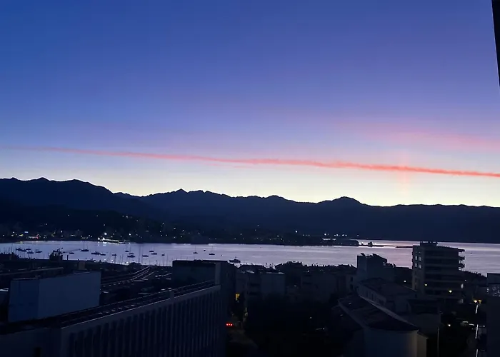 Tres Bel Avec Terrasse De 87m2 Avec Superbe Vue Panoramique Sur La Baie D