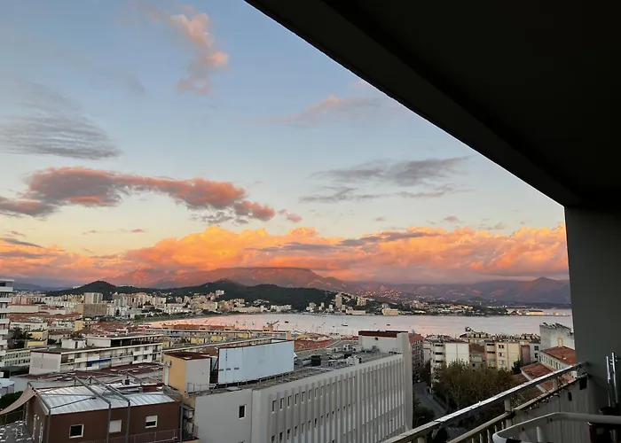 Tres Bel Avec Terrasse De 87m2 Avec Superbe Vue Panoramique Sur La Baie D *