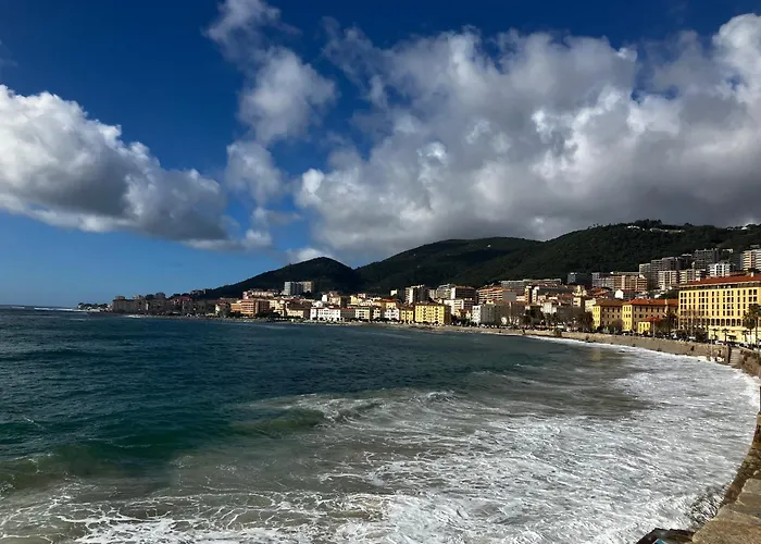 Tres Bel Avec Terrasse De 87m2 Avec Superbe Vue Panoramique Sur La Baie D Апартаменти