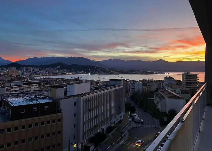 Tres Bel Avec Terrasse De 87m2 Avec Superbe Vue Panoramique Sur La Baie D Аяччо